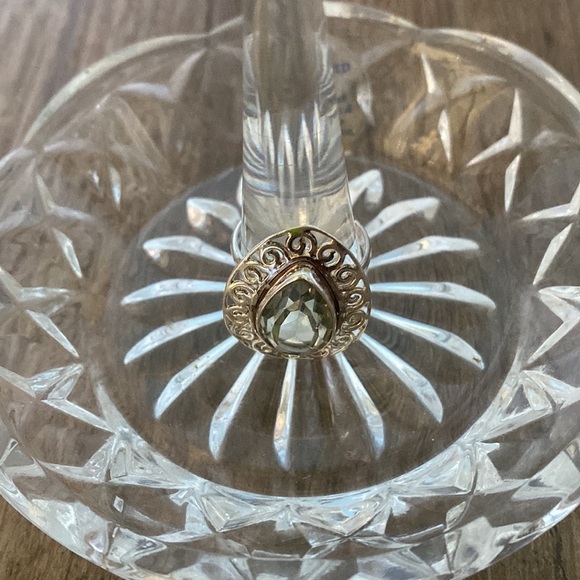 Sterling silver filigree swirl pear shaped pale green stone cocktail ring. 6.5 - Picture 5 of 6